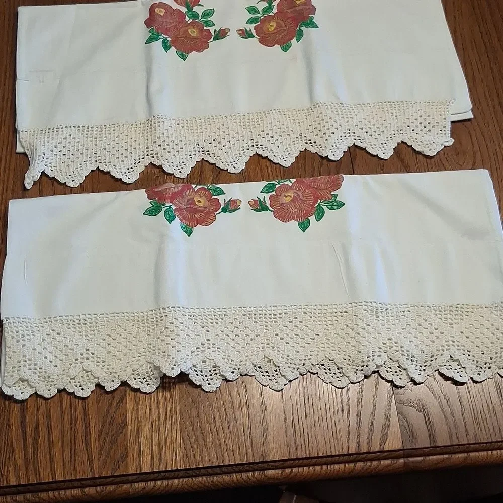 Vintage Pair Of Pillowcases With Painted Roses And Tatted Lace‎ Edge.